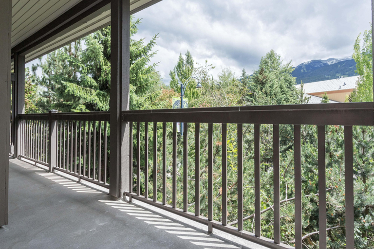 Others 3, Bright and Clean, Walk Everywhere, Shared Pool and Hot Tub, Squamish-Lillooet
