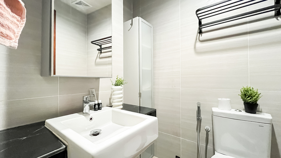 Bathroom 5, Urban Minimalist Studio at West Vista Apartment By Travelio, West Jakarta