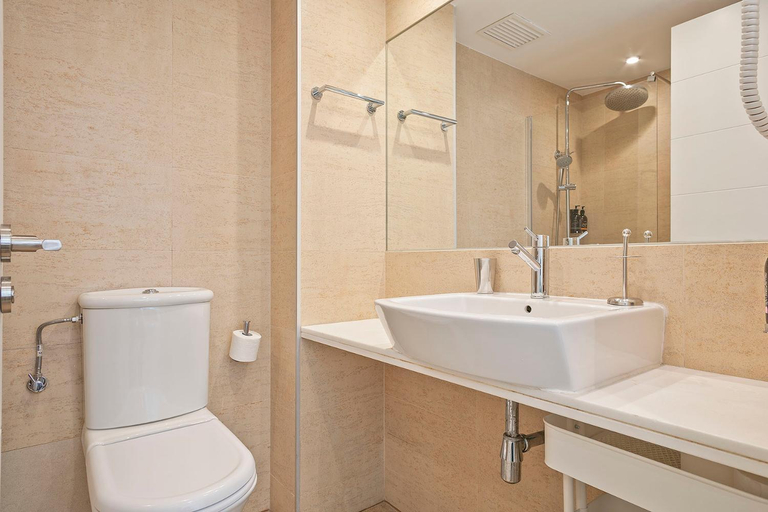 Bathroom 3, Lugaris Rambla Apartments, Barcelona