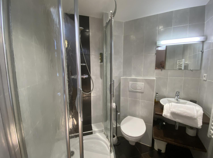 Bathroom 3, Logis Hotel Restaurant L'Auberge du Chateau, Aveyron