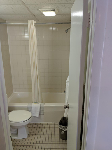 Bathroom 3, Crystal Sands Motel, Worcester