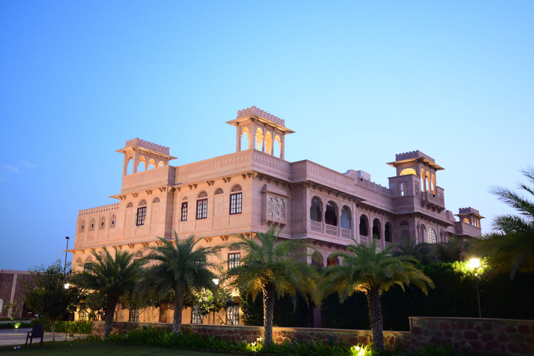 Exterior & Views