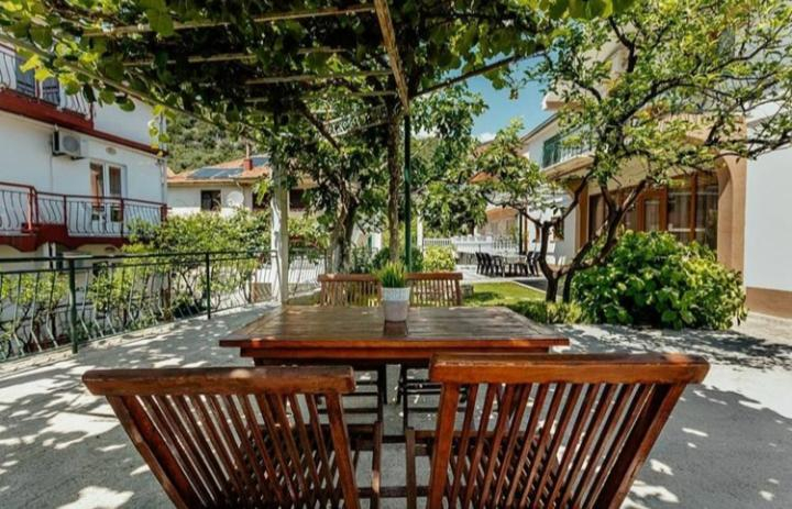 Others 4, Apartmani Brajovic