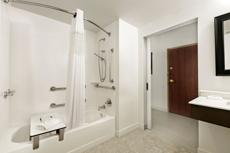 Bathroom 4, Hampton Inn Reading/Wyomissing, Berks