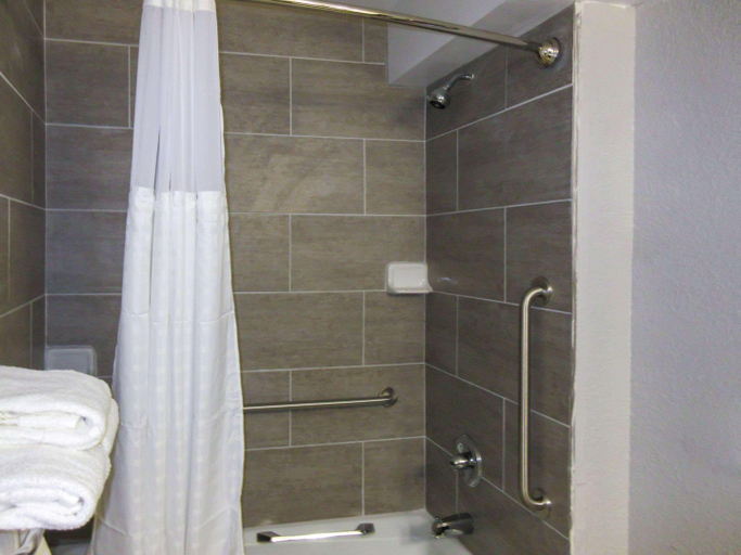 Bathroom 4, Quality Inn & Suites Hammond, IN, Lake