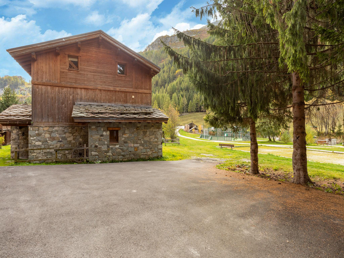 Exterior & Views