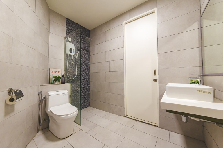 Bathroom 3, Charis Seaview Suites at The Shore Kota Kinabalu, Kota Kinabalu