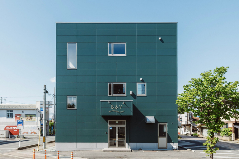 Exterior & Views