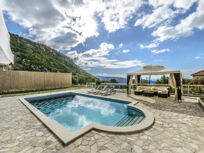 Sport & Beauty 2, Villa Pave - Six-Bedroom Villa with Terrace and Swimming Pool, Konavle