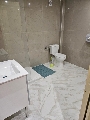 Bathroom 3, Victoria Hotel, Pyrénées-Orientales