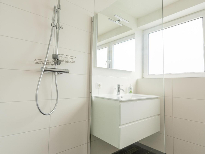 Bathroom 3, Waterside Retreat Sauna, Garden and Fishing Jetty, Bernisse