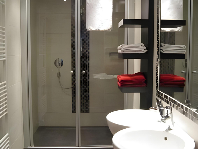 Bathroom 3, Cosy Holiday Home with Sauna, Terrace, Liège