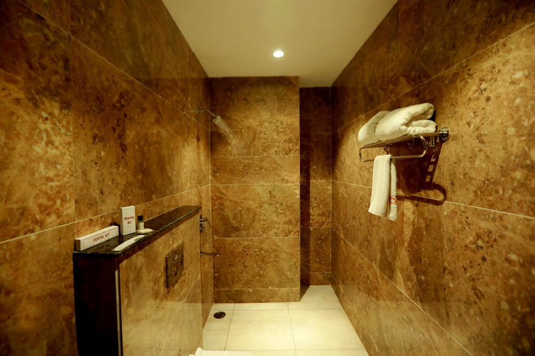 Bathroom, Hotel The Spades Zirakpur, Sahibzada Ajit Singh Nagar