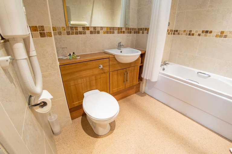 Bathroom 4, Burntwood Court Hotel, Wakefield