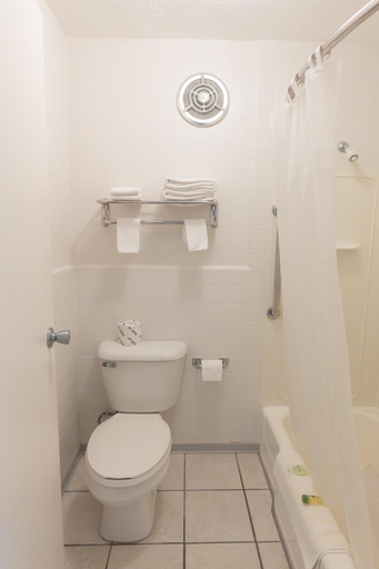 Bathroom 3, Hills Inn, Fall River