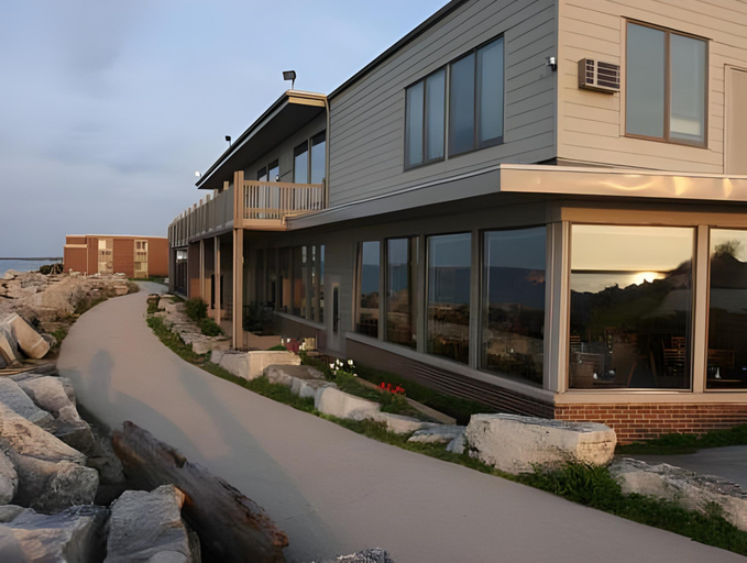Exterior & Views 1, Lighthouse Inn - Two Rivers, Manitowoc