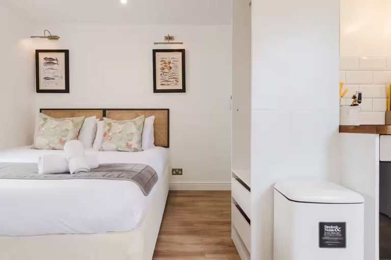 Bedroom, Cosy Studio Annexe Central Cheltenham, Gloucestershire