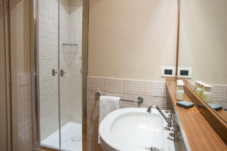 Bathroom 4, Albergo Ristorante Bucaneve, Biella