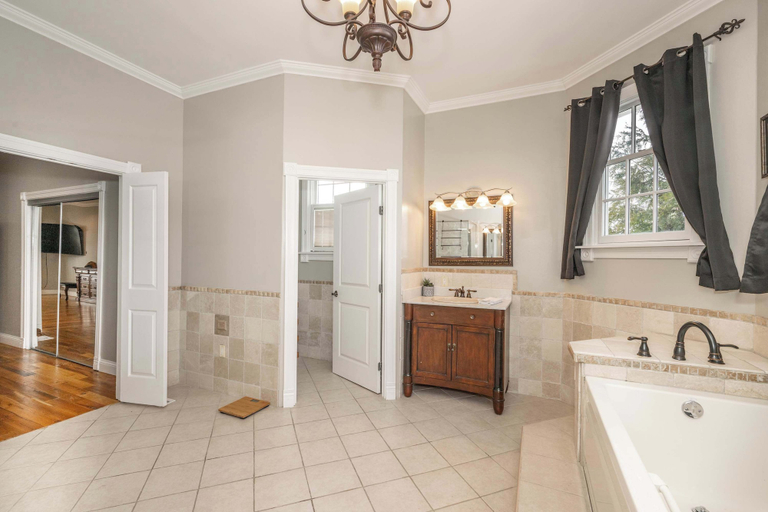 Bathroom 4, The Bishops Manor Stay for 10!, Butler