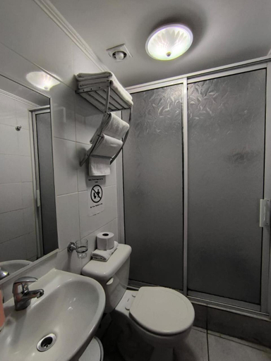 Bathroom 4, Hotel Reina Victoria, Valparaíso