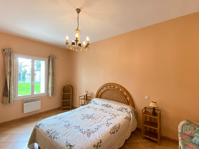Bedroom 2, Semi-detached house on a vineyard, Talais, Gironde