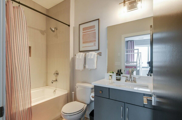 Room 4, King Queen 2 Homes - 24 Beds City Views, Davidson