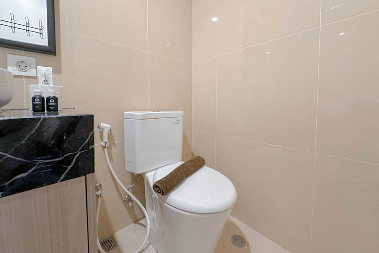 Bathroom 5, 1Br Good Designed At Grand Sungkono Lagoon Apartment, Surabaya