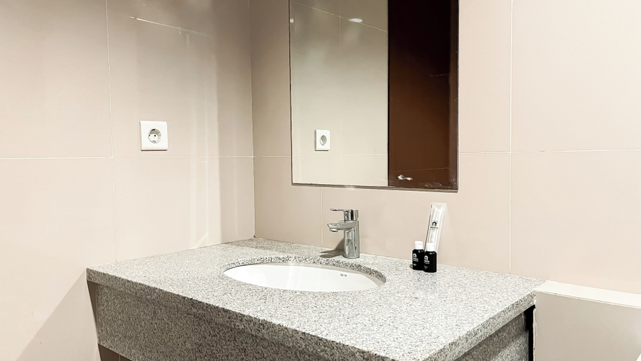 Bathroom 4, Spacious And Comfortable 3Br Apartment At Lucky Tower Residence, Jakarta Barat