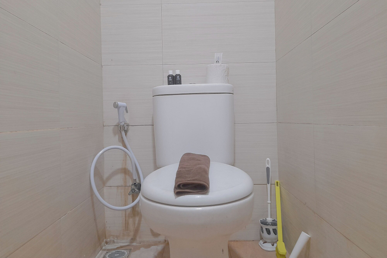 Bathroom 4, Modern And Homey 3Br Apartment At Gateway Pasteur, Bandung