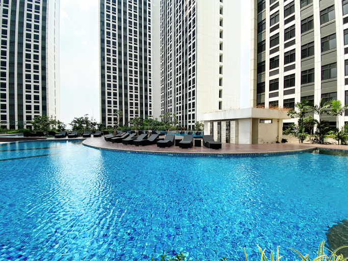 Pool, Spacious And Homey Studio Apartment At Pollux Chadstone, Cikarang