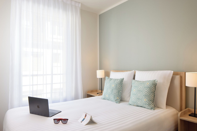 Bedroom 1, Quality Aparthotel Cherbourg, Manche