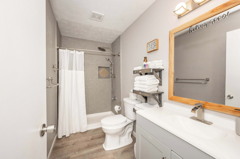 Bathroom 2, Ark Encounter 5 Min | 3 Homes | Sleeps 20, Grant