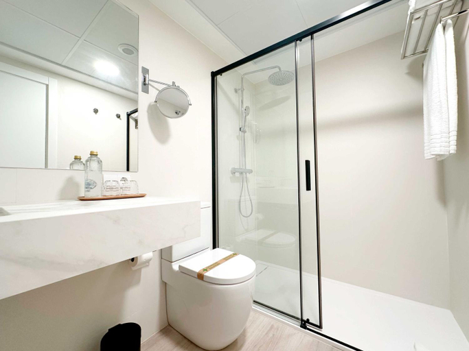Bathroom 5, HQ Arena Hotel, Valencia