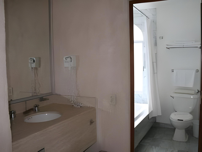Bathroom 4, Hotel Marques del Valle, Del Centro