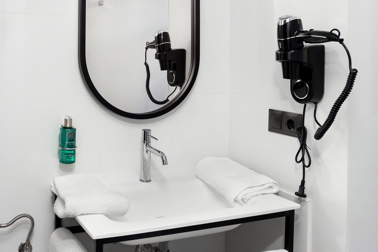 Bathroom 4, Hotel Aptos Alejandra Homes by Maxi Hoteles, Granada