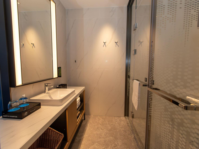 Bathroom 4, Hampton by Hilton Dongguan Liaobu Songshan Lake Avenue, Dongguan