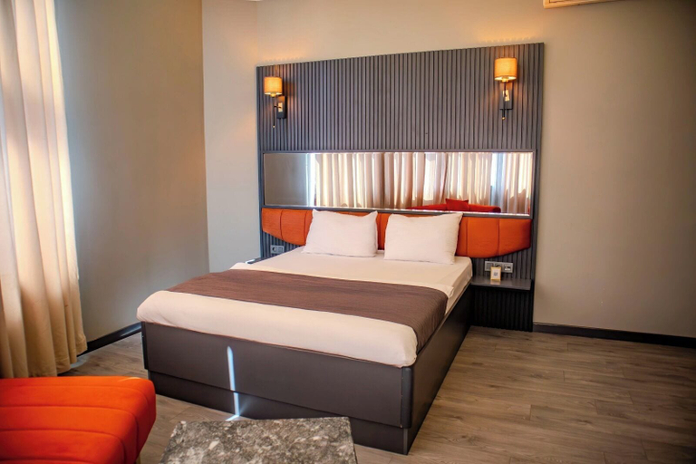 Others 3, 216 Palace Suites, Kartal