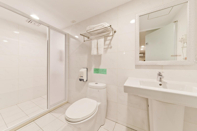 Bathroom 2, Hotel 6 Zhonghua, Taipei City