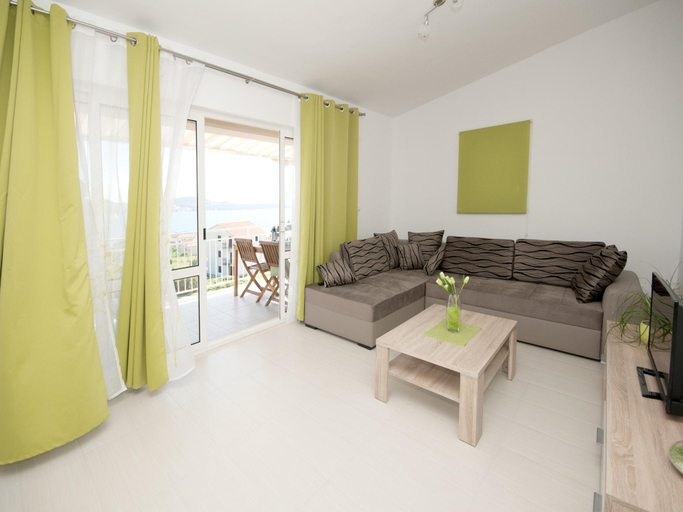 Others 4, Apartment in Seget Donji with terrace, Trogir