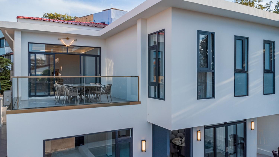 Exterior & Views
