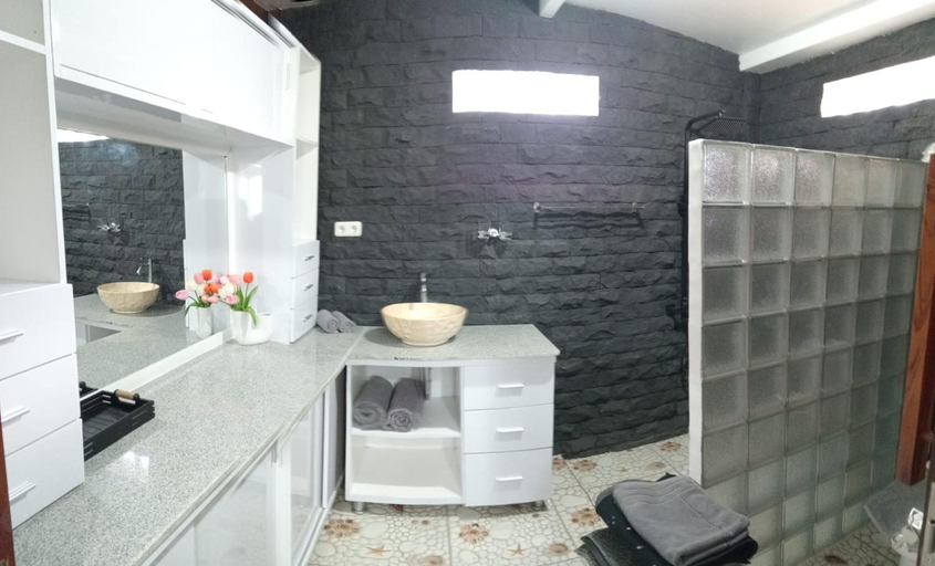 Bathroom 3, Mama Nings Beach Hotel, West Sumbawa