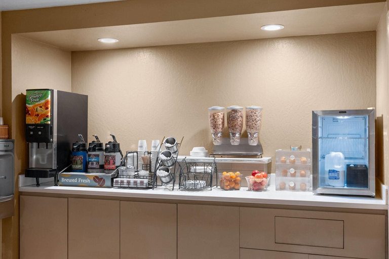 Food & Drinks 5, Howard Johnson by Wyndham Modesto Ceres, Stanislaus
