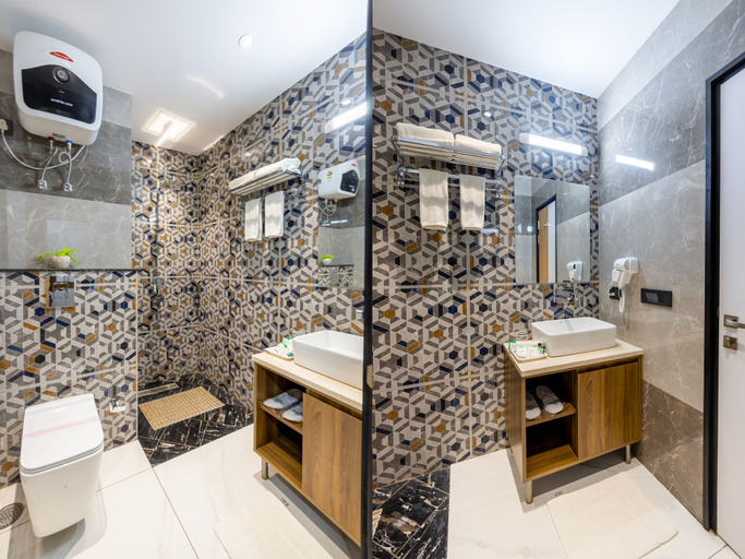 Bathroom 4, The SM Hotel By RMR Hotels, Delhi