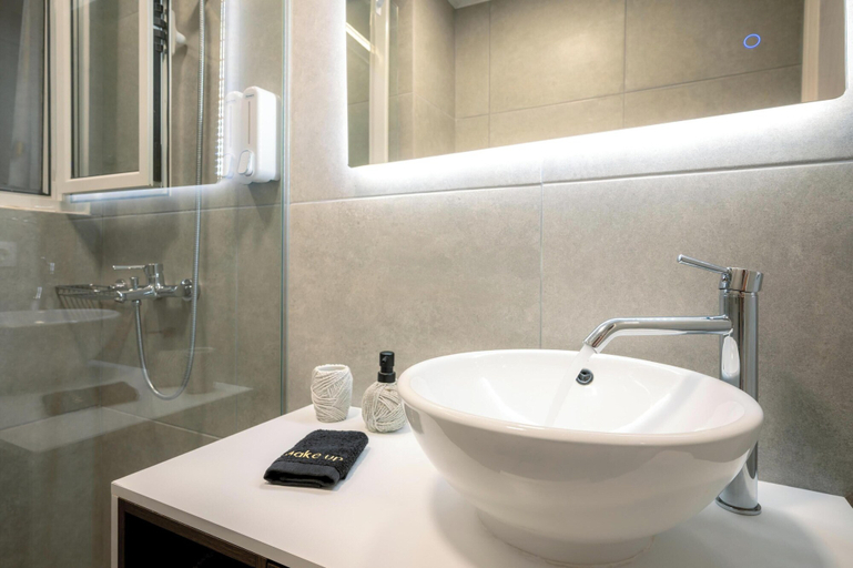 Bathroom 4, Peacock's Apartments, Attica