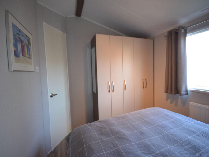 Bedroom 2, Chalet by Wadden Sea with Sunny Garden, Wieringen