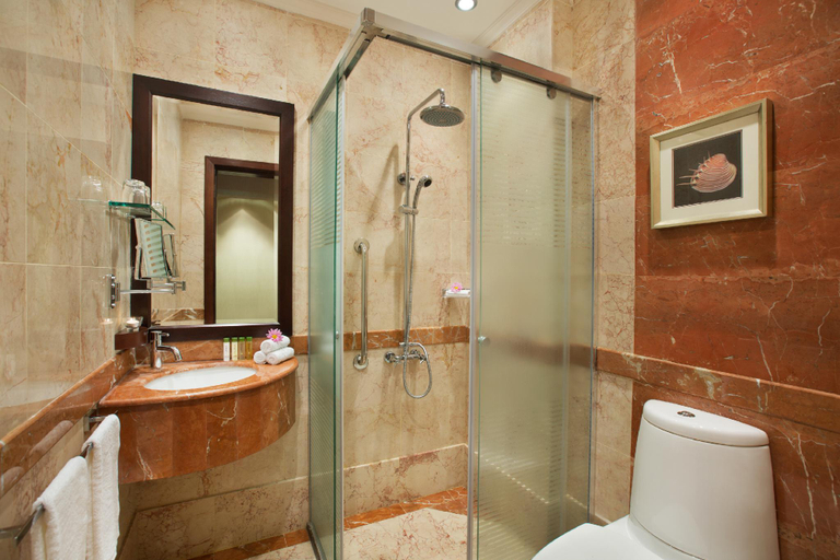 Bathroom 5, DoubleTree by Hilton Dhahran, Al Khobar