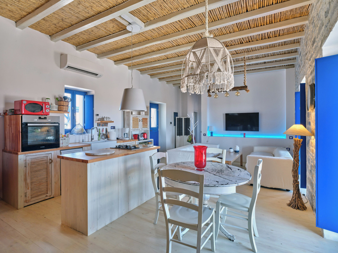 Living area 2, 2 Bed Villa - Sleeps 6 - Pets - Pool - Parking, South Aegean