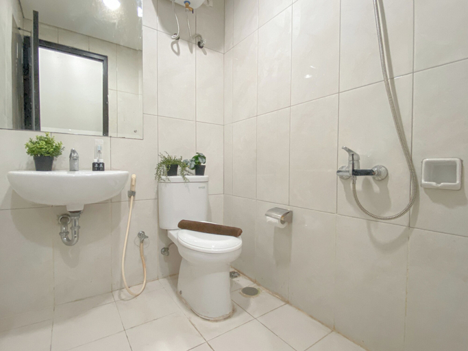 Bathroom 4, Best Furnished Studio At Nifarro Park Apartment, Jakarta Selatan