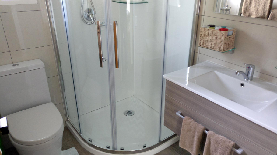 Bathroom 2, Auckland Clifftop, Waitakere