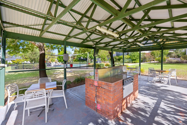 Food & Drinks, Albury Gardens Tourist Park, Albury